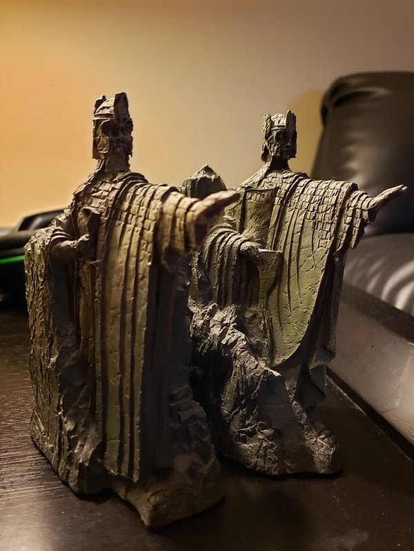 5. "Это держатели книг. А вы что подумали?"