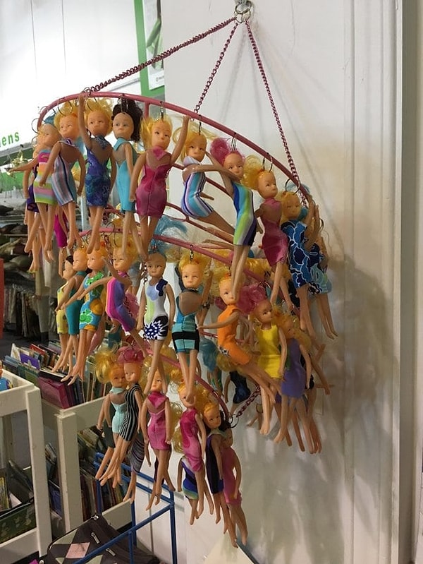 11. "Эта кошмарная люстра висит в детском отделе местного комиссионного магазина"