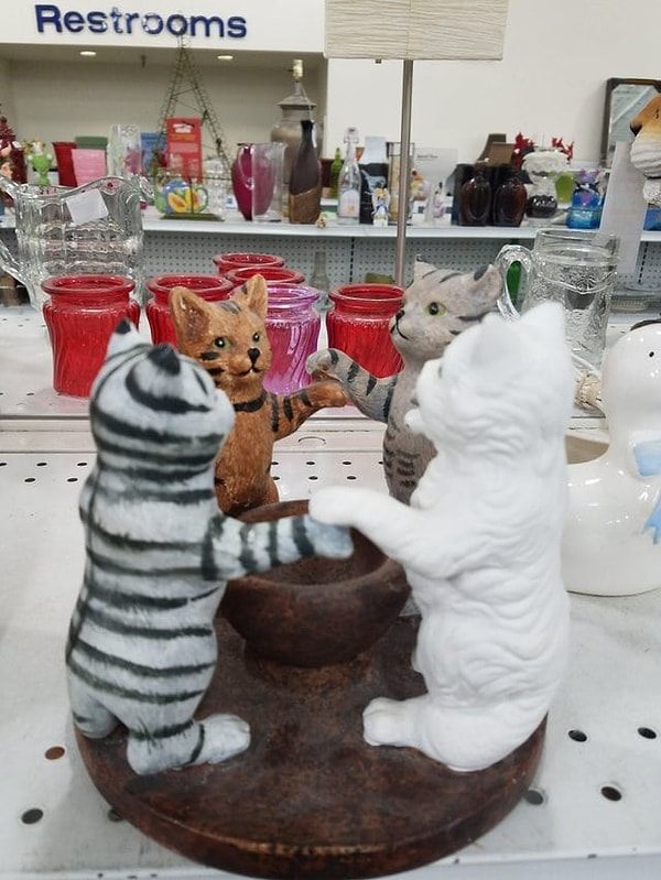 16. На барахолке можно найти и таких милах