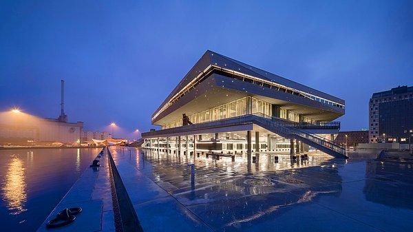 Wired dergisi, tarafından hazırlanan değerlendirmede, 30 bin metrekarelik alanıyla, İskandinav ülkelerindeki en büyük kütüphane olan Danimarka'daki Dokk1 Kütüphanesi ilk sırayı alıyor.