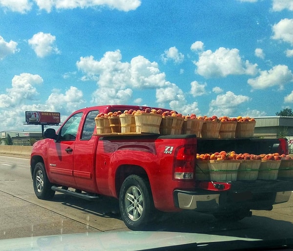 2. Что вы там говорили о правилах перевозки вещей? Одно торможение, и все упадет на дорогу. А если не повезет, то окажется на соседних машинах и создаст аварийную ситуацию