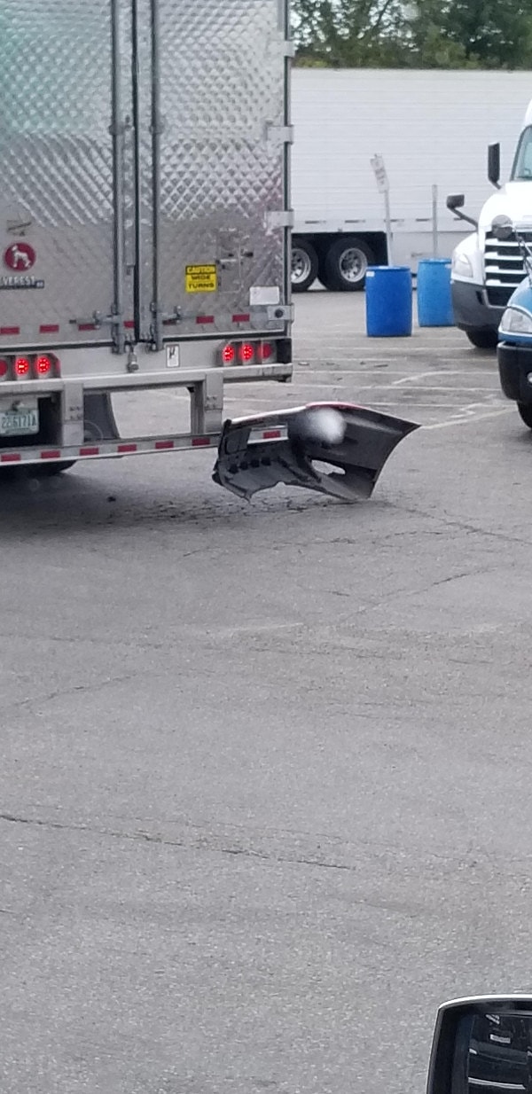 9. Он даже не заметил, что задел чужой автомобиль и часть бампера все еще весит у него на «хвосте»