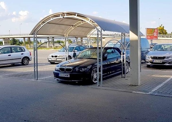 14. «В смысле, это для магазинных тележек? А я думал, для меня специально сделали, чтобы авто под дождичком не намокло!»