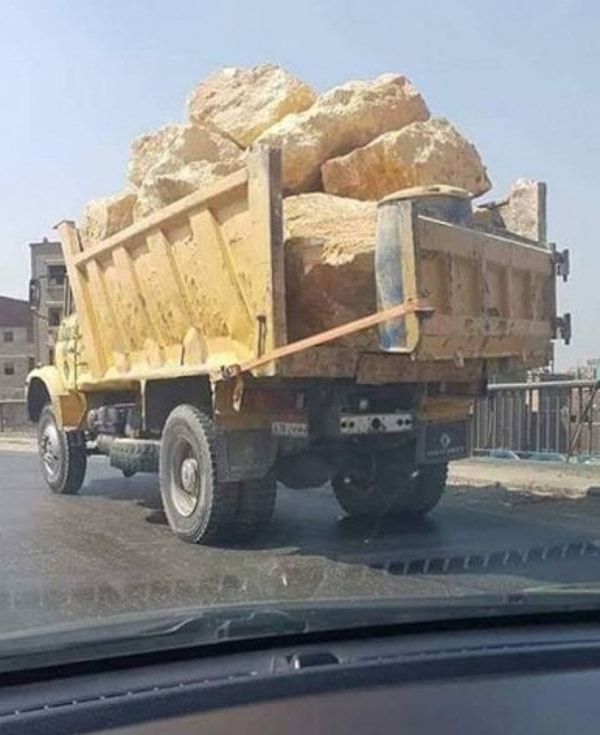17. И вот вам вишенка на торте. Пожалуй, это самый опасный способ транспортировать груз. Лучше держаться от такого грузовика подальше