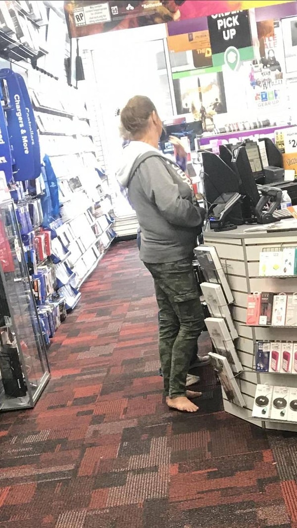 20. - Петь, как погодка? - Хорошая, можно обувь не надевать.