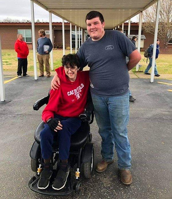 26. Bu çocuğun ismi Tanner Wilson ve bir lise öğrencisi. Tanner 2 yıl boyunca çalıştığı işlerden para biriktirip en yakın arkadaşına akülü tekerlikli sandalye aldı.