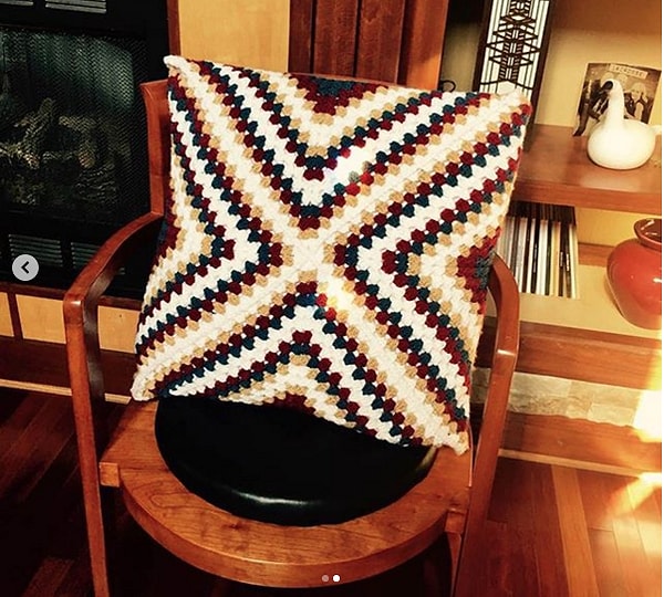 19. Графичные чехлы для диванных подушек