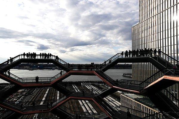 Vessel, merdivenlerden yukarı tırmanan ziyaretçilere hem Hudson Yards'a hem de strüktürün iç mekanına farklı bakış açıları sunuyor.