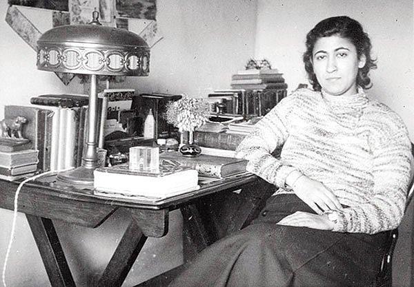Kerime Nadir henüz 16 yaşında başladı yazmaya, ancak önünde en büyük engel ailesiydi, 1930'lu yıllarda bir kadının yazar olması 'aykırı' bir davranıştı.