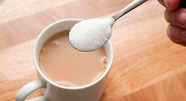 5. İçeceklerinize attığınız şeker miktarı içten içe sizi rahatsız ediyorsa bardağa önce şeker atın.