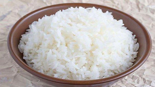 15. Soğuyan pirinç pilavı mikrodalga fırında ısıtacağınız zaman yanına bir bardak da su koyun.