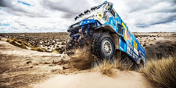 8. Ралли «Дакар», ранее известное как «Париж-Дакар», с 1978 года проходит из Парижа, Франция, до Дакара, Сенегал. Где ралли проходило в 2009 году из-за политической нестабильности в Африке?