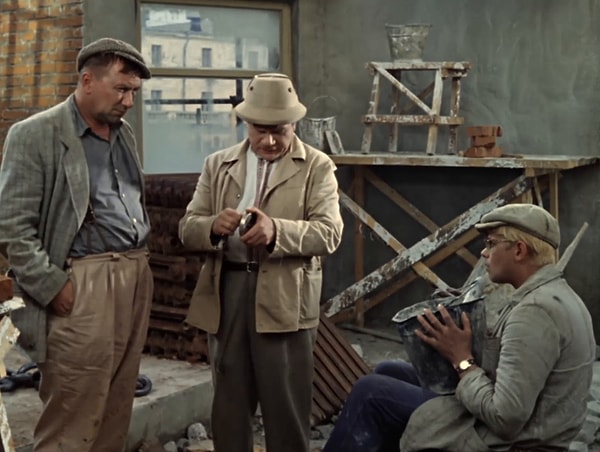 4. Что охранял Шурик из комедии "Операция Ы и другие приключения Шурика"?