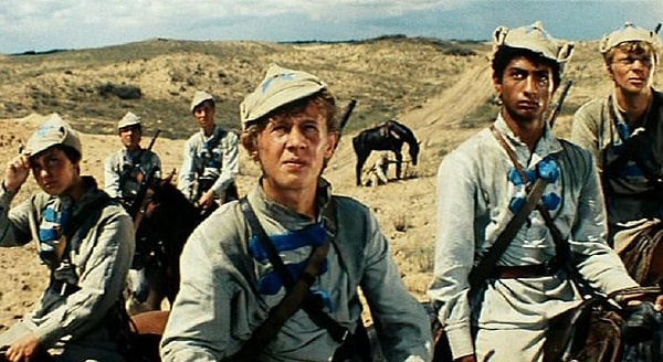 5. Кто стоял вдоль дороги в фильме «Неуловимые мстители»?