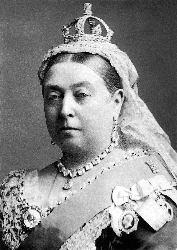 Olayların başı, dünyanın en ünlü hükümdarlarından birisi olan İngiltere Kraliçesi Victoria’ya dayanır. Victoria, kuzeni olan Almanya Prensi Albert ile evlenir. Dokuz çocuğu olur.