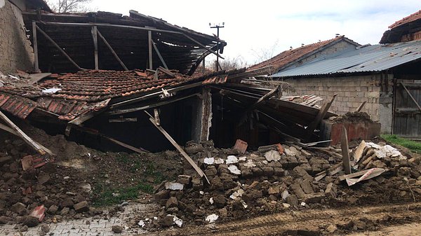 Oğuz ve Yeşildere mahallelerinde eski toprak yapılardan bazıları yıkıldı ve çatlaklar oluştu.