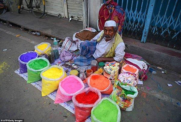 Renkli toz boyalar ise sokaktaki satıcılar tarafından satılıyor.