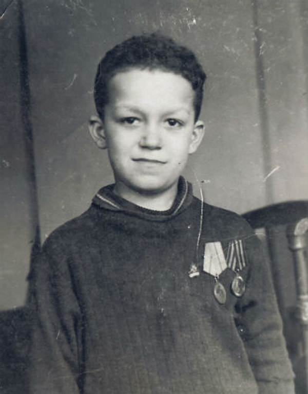 2. Как зовут этого мальчишку, имя которого впоследствии было на слуху у всего Советского Союза, а потом и России?