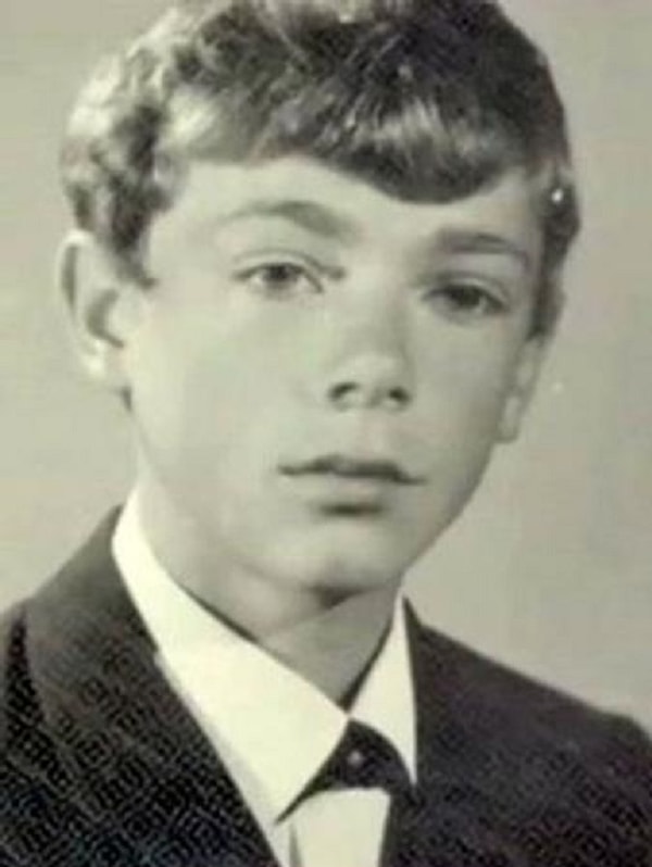 9. Нам кажется, этот певец со временем совсем не изменился. Как вы считаете?