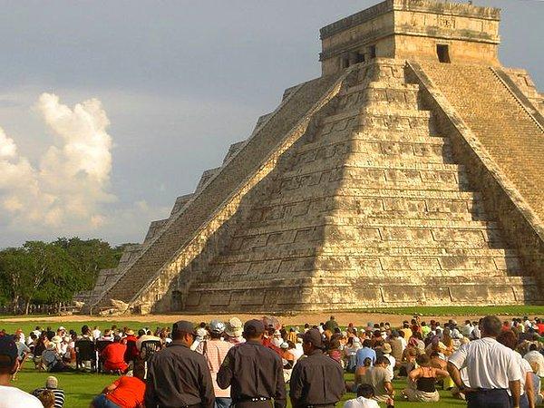 Maya takvimi, Chichen Itza, Meksika'daki taş basamaklı piramidin İlkbahar Ekinoksu ritüelleriyle ünlüdür.