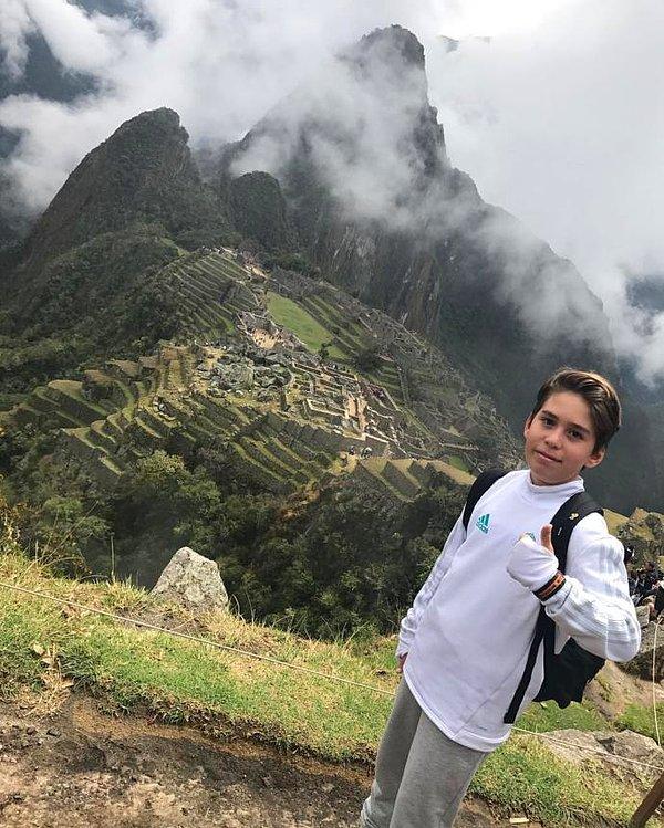 Avukat olan anne babasını da ikna eden Egehan, onların da desteğini alarak sadece Machu Picchu ile sınırlı kalmayıp bizzat yerinde görmeyi ve dokunmayı çok istediği, hayalini kurduğu dünyanın 7 harikasını görmek için yola düşüyor.