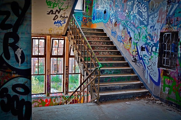 10. Лена живет на четвертом этаже, при этом, поднимаясь к себе домой, она проходит по лестнице 60 ступенек. Юля живет в этом же подъезде на втором этаже. Сколько ступенек проходит Юля, поднимаясь к себе домой на второй этаж?