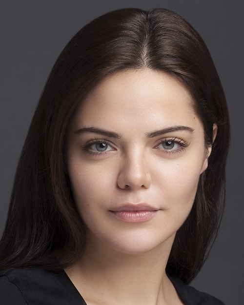 Hilal Altınbilek'in yüz hatları ünlü Oyuncu Christina Ricci'yi fazlasıyla andırıyor.