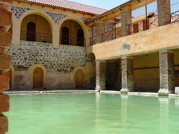 7. Что самое волшебное в этом месте, так это то, что даже после 2000 лет землетрясений, политической нестабильности, экономической борьбы и даже войн, древнеримская баня все еще гордо стоит на своим месте и продолжает традицию ежедневного ритуала купания.