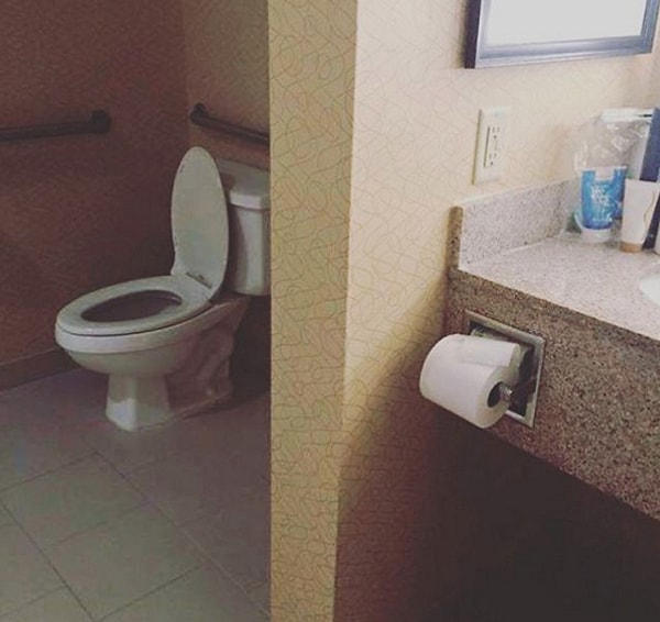 12. Этот держатель для туалетной бумаги научит вас простой истине: все шаги нужно продумывать наперед.