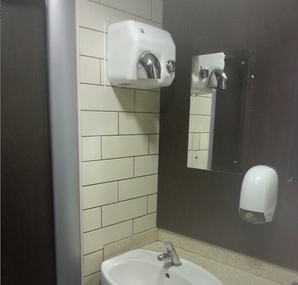 19. Привилегия сушки рук в этом туалете доступна только тем, кто вышел росточком!