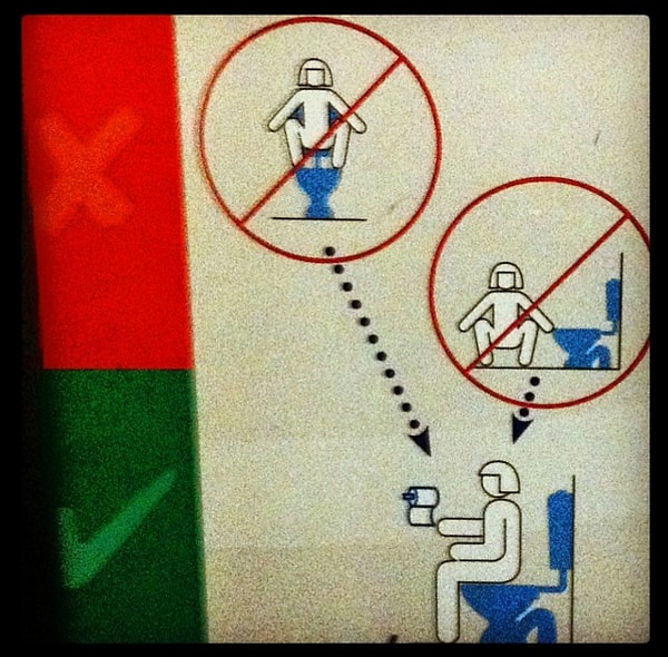 22. Вопрос первый: Для кого делают эти инструкции?! Вопрос второй: почему тогда не объяснено, как применять туалетную бумагу?