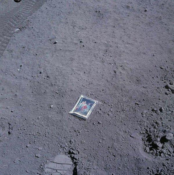 11. 1972 yılında Ay'a yaptığı ziyaretinde oraya ailesinin fotoğrafını bırakan Astronot Charles Duke: