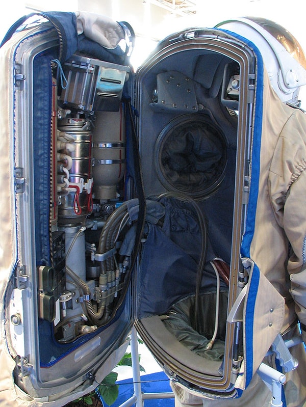22. Скафандр космонавта изнутри