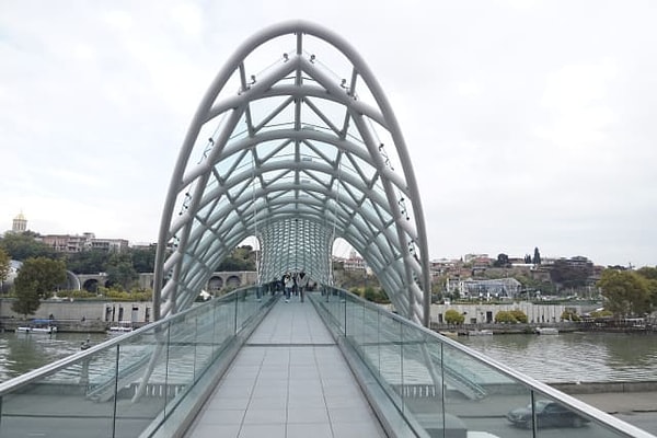 12. Как думаете, в какой стране сняли это фото?