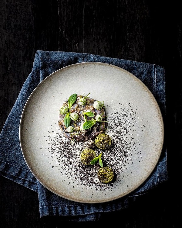 14. "Подводные" кулинарные шедевры будет создавать команда профессиональных поваров под руководством шефа Николая Эллицгаарда, ранее работавшего в знаменитом ресторане Måltid в норвежском городе Кристиансанн.