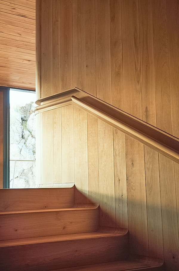 16. Поэтому дубовые стены, тишина и приглушенный свет создают такой приятный контраст и уютную атмосферу для посетителей ресторана.