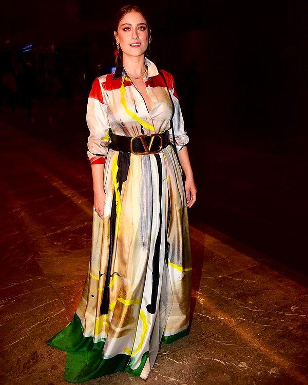 5. Hazal Kaya, rengarenk elbisesi ve abartılı aksesuarlarıyla maksimalist bir görüntü içinde.
