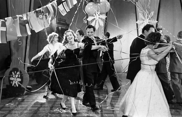 1. Как называлась телевизионная программа, которая традиционно выходила на экраны в Новый год?