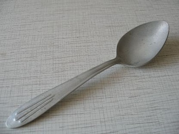 8. Из какого материала были изготовлены недорогие ложки в советских столовых?