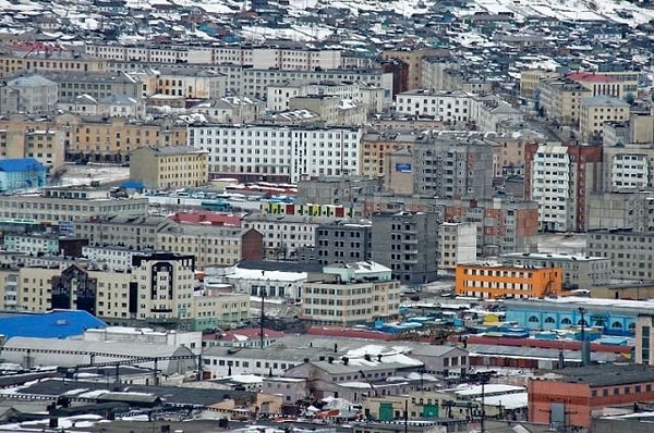 6. К какому федеральному округу России относится город Магадан?