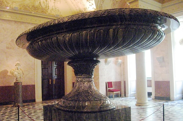 11. В каком регионе появилась эта необычная ваза?