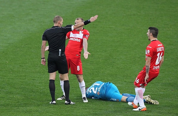 11. Какая команда в футбольном матче получает право сделать первый бросок?