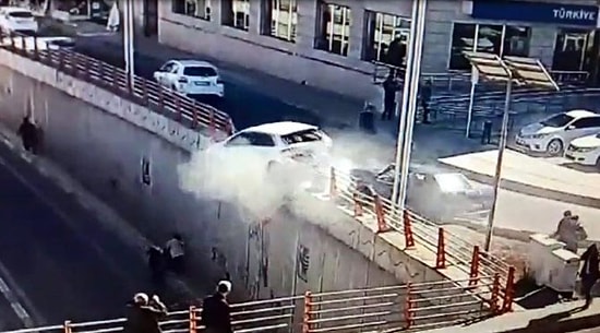 Alt Yola Düşen Otomobilin Altında Kalmaktan Son Anda Kurtulan Yayaların Korku Dolu Anları!