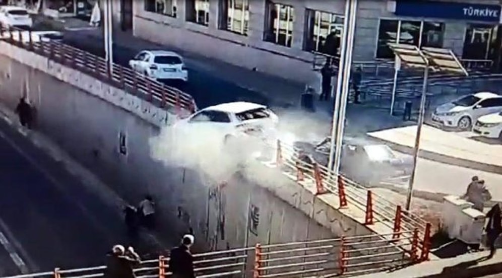 Alt Yola Düşen Otomobilin Altında Kalmaktan Son Anda Kurtulan Yayaların Korku Dolu Anları!