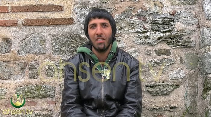 Otobiyografisini Anlatıp Kendine Sevgili Arayan Evsiz Genç