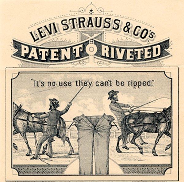 Levi’s marka kot pantolonların 1886’da oluşturulan marka etiketinde resmedilen iki at arasında çekilen pantolon dayanıklılığın simgesi olarak kullanıldı. Taklitlerinden ayırmak içinse 1936’da da cep üstündeki kırmızı şerit eklendi.