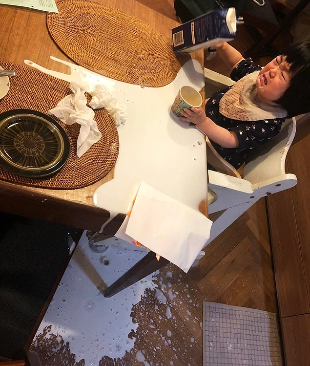 Bardak dışında her yere dökülen süt: