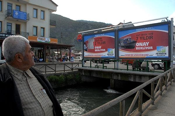 6. Fethiye’de gerçekleştirmek istediği kruvaziyer liman, körfezin temizliği ve yat çekek yeri gibi projelerin başlamasına onay vermeyip bekleten Ankara’daki dönemin bakanlarını, şehir billboardlarıyla halka şikâyet etti.