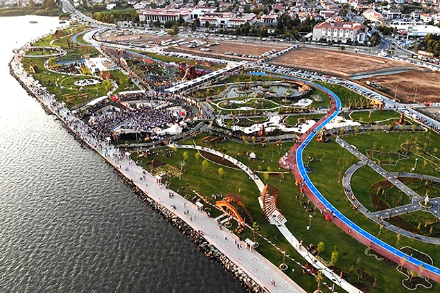 Saatcı'dan Halkın Takdirini Kazanan 10 Hareket 7 Fethiye Sahil Bandı’nda park yapmak istediği 120 bin metrekare araziyi, belediyenin elinden alarak toplu konut yapmak isteyen TOKİ ve Muğla Büyükşehir Belediyesi ile hukuk mücadelesine girdi.