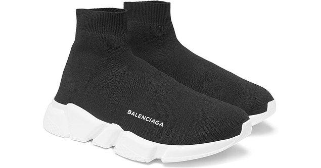 Balenciaga denildiği zaman akla ilk gelen paçalardan biri de bu çorap sneaker'lar galiba.